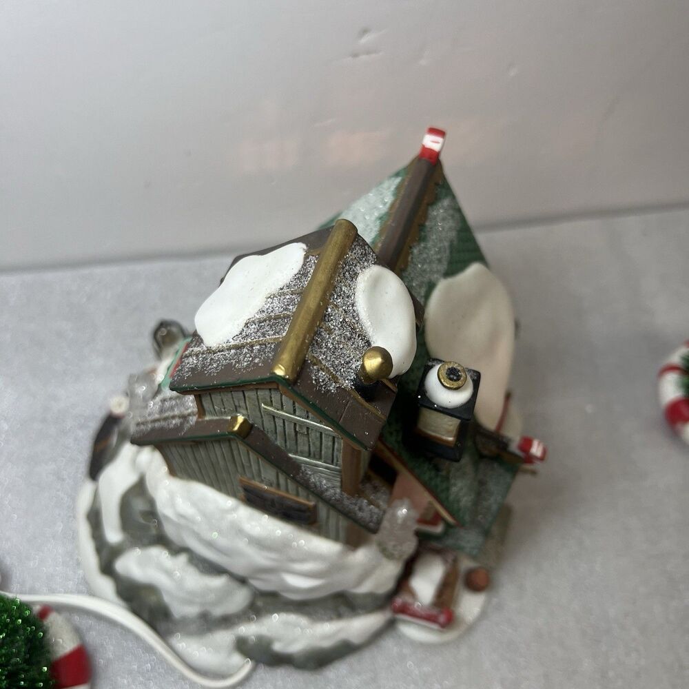Dept 56 North Pole Series Sweet Rock Candy Co. 56725 Xmas Lighted Village W Figu - Picture 10 of 15